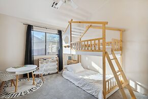 The Perfect Family Escape: Spacious And Cozy 5 Bedroom Home by RedAwni