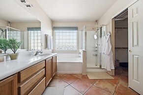 The Perfect Family Escape: Spacious And Cozy 5 Bedroom Home by RedAwni