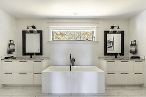 Sunnyside Sanctuary 3 Bedroom Home by RedAwning