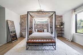 Sunnyside Sanctuary 3 Bedroom Home by RedAwning