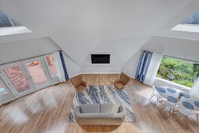 Contemporary Architectural Gem: Modern Retreat 5 Bedroom Home