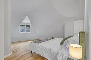 Contemporary Architectural Gem: Modern Retreat 5 Bedroom Home