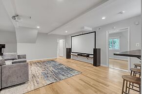 Contemporary Architectural Gem: Modern Retreat 5 Bedroom Home