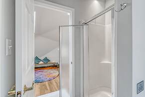 Contemporary Architectural Gem: Modern Retreat 5 Bedroom Home