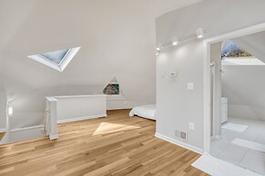 Contemporary Architectural Gem: Modern Retreat 5 Bedroom Home