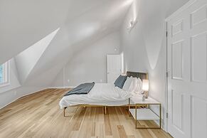 Contemporary Architectural Gem: Modern Retreat 5 Bedroom Home