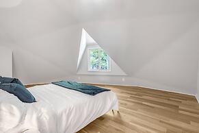 Contemporary Architectural Gem: Modern Retreat 5 Bedroom Home