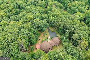 Contemporary Architectural Gem: Modern Retreat 5 Bedroom Home