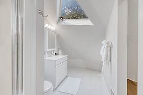 Contemporary Architectural Gem: Modern Retreat 5 Bedroom Home