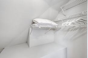 Contemporary Architectural Gem: Modern Retreat 5 Bedroom Home