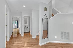 Contemporary Architectural Gem: Modern Retreat 5 Bedroom Home