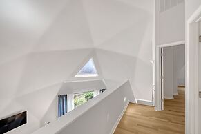 Contemporary Architectural Gem: Modern Retreat 5 Bedroom Home