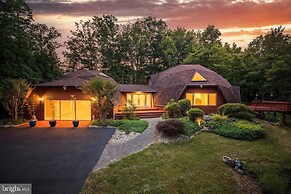 Contemporary Architectural Gem: Modern Retreat 5 Bedroom Home
