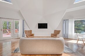 Contemporary Architectural Gem: Modern Retreat 5 Bedroom Home