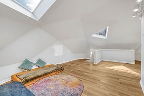 Contemporary Architectural Gem: Modern Retreat 5 Bedroom Home