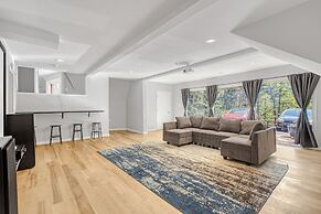 Contemporary Architectural Gem: Modern Retreat 5 Bedroom Home