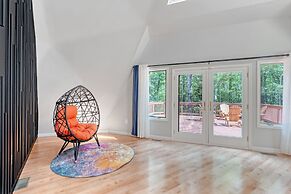 Contemporary Architectural Gem: Modern Retreat 5 Bedroom Home