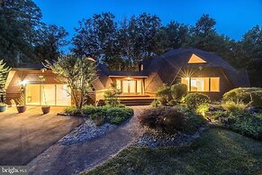 Contemporary Architectural Gem: Modern Retreat 5 Bedroom Home