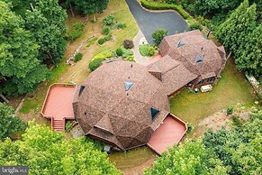 Contemporary Architectural Gem: Modern Retreat 5 Bedroom Home