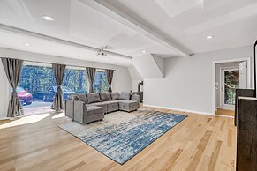 Contemporary Architectural Gem: Modern Retreat 5 Bedroom Home