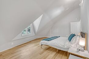 Contemporary Architectural Gem: Modern Retreat 5 Bedroom Home