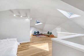 Contemporary Architectural Gem: Modern Retreat 5 Bedroom Home