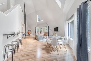 Contemporary Architectural Gem: Modern Retreat 5 Bedroom Home