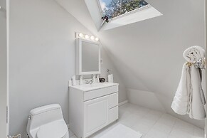 Contemporary Architectural Gem: Modern Retreat 5 Bedroom Home