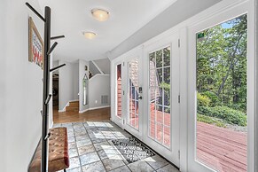 Contemporary Architectural Gem: Modern Retreat 5 Bedroom Home