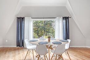 Contemporary Architectural Gem: Modern Retreat 5 Bedroom Home