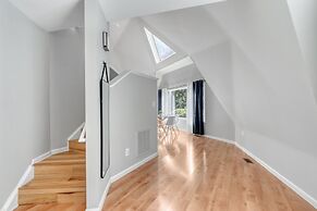 Contemporary Architectural Gem: Modern Retreat 5 Bedroom Home