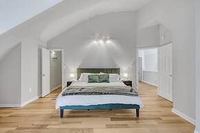 Contemporary Architectural Gem: Modern Retreat 5 Bedroom Home