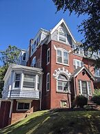 The Gilpin Getaway 2br Free Coffee 2 Bedroom Apts by RedAwning