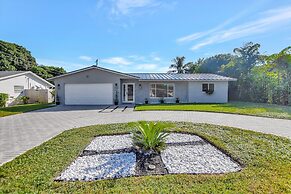 Boca Beauty - Stylish Home With Pool 3 Bedroom Home by RedAwning