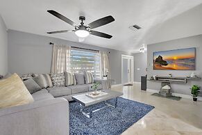Boca Beauty - Stylish Home With Pool 3 Bedroom Home by RedAwning