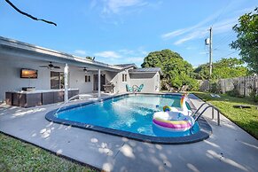 Boca Beauty - Stylish Home With Pool 3 Bedroom Home by RedAwning