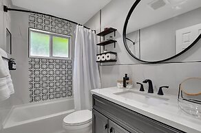 Boca Beauty - Stylish Home With Pool 3 Bedroom Home by RedAwning