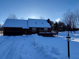 Adirondack Cozy Cottage Hideaway 4 Bedroom Home by RedAwning