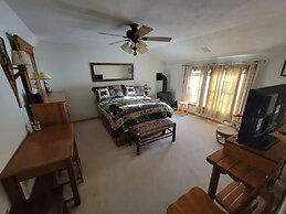 Adirondack Cozy Cottage Hideaway 4 Bedroom Home by RedAwning