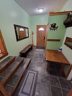 Adirondack Cozy Cottage Hideaway 4 Bedroom Home by RedAwning