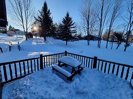 Adirondack Cozy Cottage Hideaway 4 Bedroom Home by RedAwning