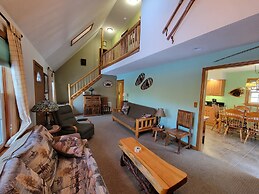 Adirondack Cozy Cottage Hideaway 4 Bedroom Home by RedAwning