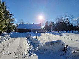 Adirondack Cozy Cottage Hideaway 4 Bedroom Home by RedAwning