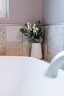 Moose Meadow 5 Bedroom Home by RedAwning