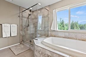 Moose Meadow 5 Bedroom Home by RedAwning