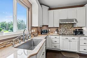 Moose Meadow 5 Bedroom Home by RedAwning