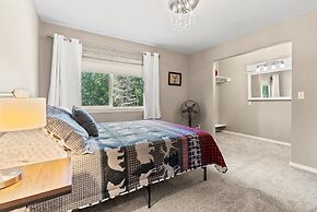 Moose Meadow 5 Bedroom Home by RedAwning