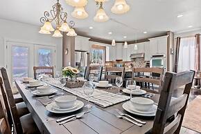 Moose Meadow 5 Bedroom Home by RedAwning