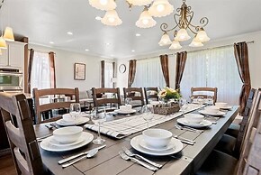 Moose Meadow 5 Bedroom Home by RedAwning