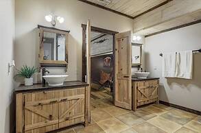 The Log Palace Private Guest Suite 2 Bedroom Cabin